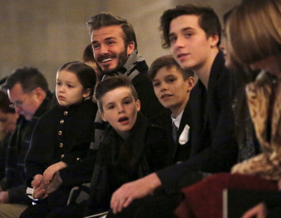 TETTE BÅND: Beckham-familien har ved flere anledninger vist at de står hverandre svært nær. Her var David og barna støtte for Victoria som hadde moteshow i 2016. Foto: NTB Scanpix TETTE BÅND: Beckham-familien har ved flere anledninger vist at de står hverandre svært nær. Her var David og barna støtte for Victoria som hadde moteshow i 2016. Foto: NTB Scanpix